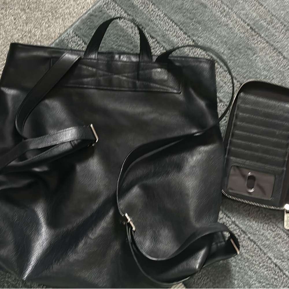 Thirty one bag and matching wallet. Very good condition. Non smoking home